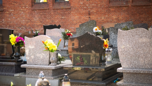 Główne zalety nagrobków granitowych – podpowiadamy!